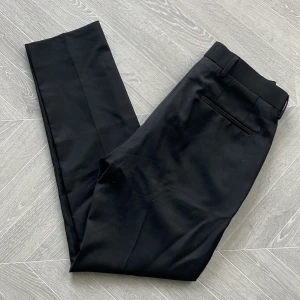 Kostymbyxor  - Svart kostymbyxa från Bläck  Size 48