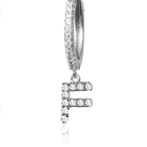 IOAKU ÖRHÄNGEN ”F” - Säljer detta ioaku örhänge som jag nästa aldrig har haft eftersom jag bytte till guld färgat. Perfekt skick!