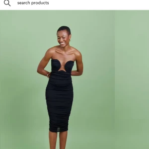 Ny Midiklänning! XS gina tricot - Svart tight mesh midiklänning med djup urringning fram som hålls på plats mhja en metallram!  Ny oanvänd med lapp kvar, från gina tricot XS. Modellen heter ruched wire front dress  #mididress #mini #partyoutfit #denlillasvarta