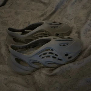 Yeezy Foam Runners - Säljer mina svarta Foam Runners. Skick Säljer mina svarta Foam Runners! 9,5/10, inga riktiga skador. Har bytt stil vilket förklarar det billiga priset. Köpta på Yeezy Day från adidas. Kontakta för minsta fråga. Ny pris: 1000kr