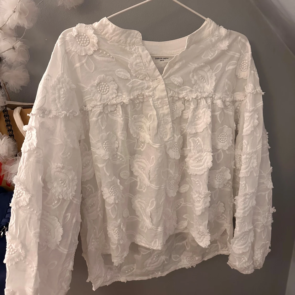 Blus med blommor & knäppning - 90