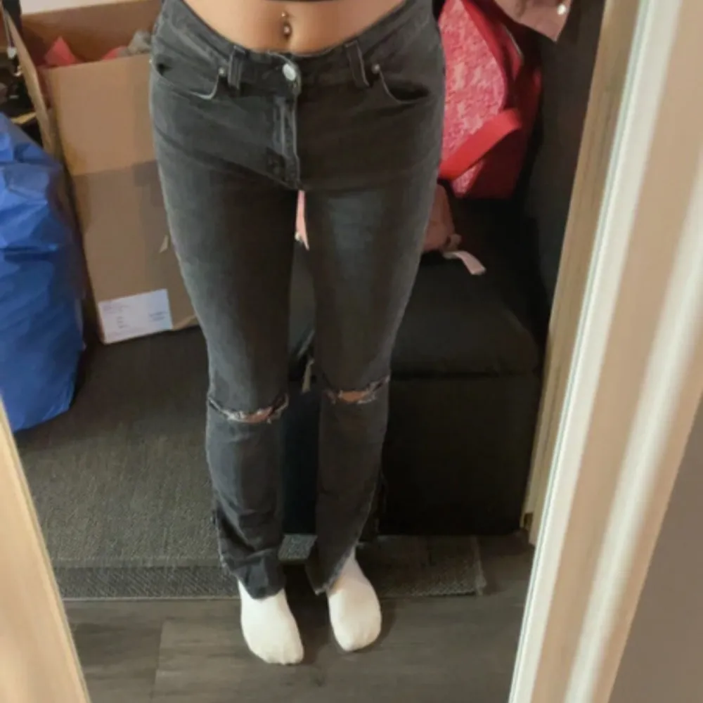 jeans med slits, lowwaist ifrån monki. Jeans & Byxor.