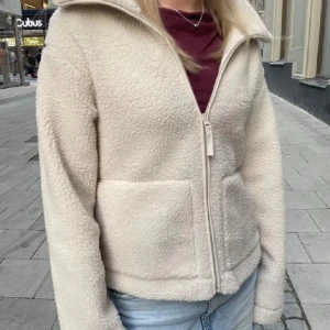 TEDDY JACKA - Säljer denna teddy jacka fast i svart! super fina skick, använd några gånger, perfekt inför hösten!