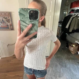 Zara tröja - Säljer denna vita tröja från Zara, perfekt till fest/ kalas eller middag. Den har inga defekter  och är väldigt stretchig. Passar nog XS-M