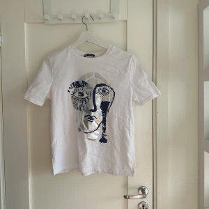 Zara t shirt med tryck - Säljer min så fina zara t -shirt med tryck. Den är slutsåld på hemsidan! Bra skick men har en sminkfläck på urringningen. Jag säljer den för att jag den inte är min storlek. 
