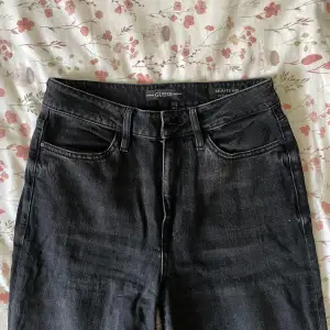 Svarta jeans från guess som har en medel-hög midja och straight leg typ. Märkta med storlek W26 men dessa är snarare W28. Har inte använts särskilt mycket så de är i bra skick.