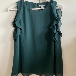 Mörkgrön blus - Jättefin mörkgrön blus i från HM Storlek 38 Inga defekter eller slitage Knappt använd