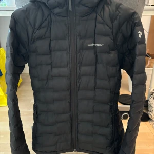 Peak performance jacka - Säljer en perfekt vår/höst jacka som är vattenavvisande. Jackan har inga hål eller tydliga tecken på användning, är i storlek S. Pris går att diskutera, skriv vid frågor💕