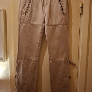 Vero Moda byxor - Beige byxor med spännen från knäna och ner.