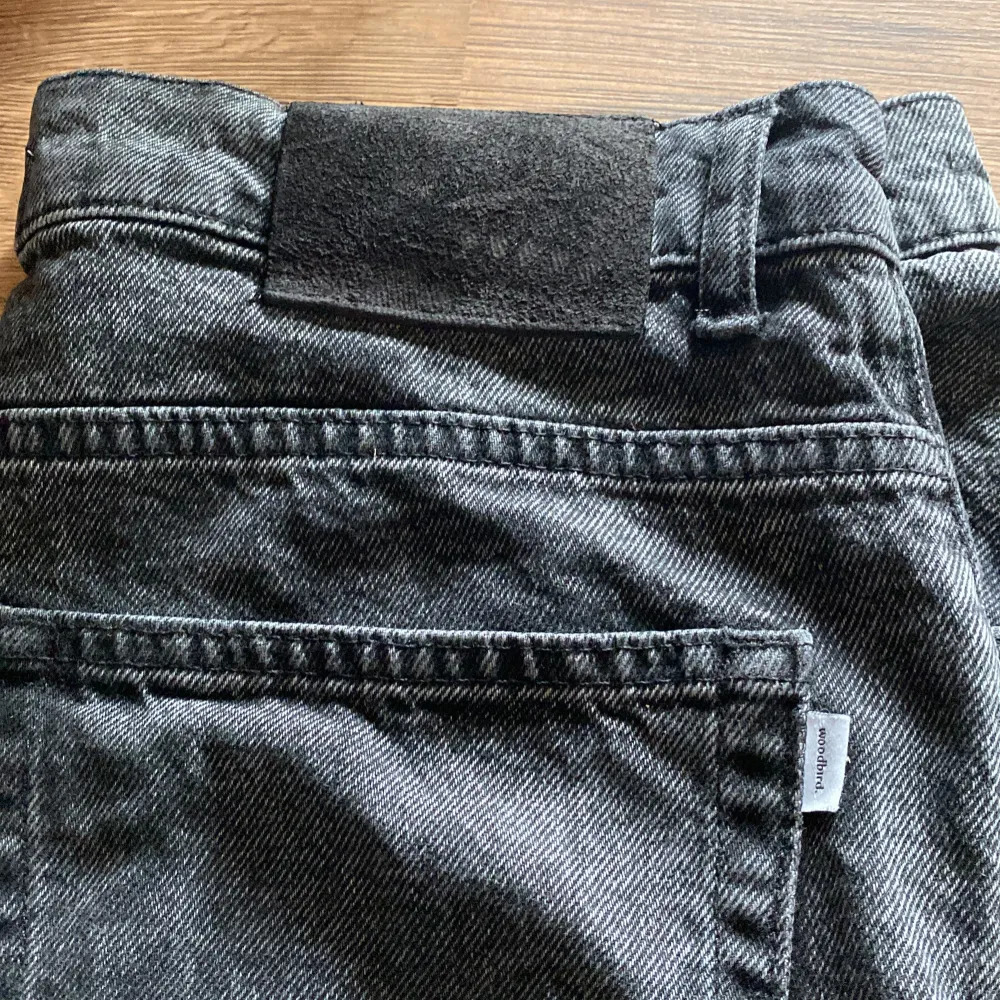 Säljer nu mina woodbird jeans som inte längre kommer till användning! Väldigt bra skick 9/10!🤩nypris 899! Om du vill ha fler bilder eller har andra funderingar är de bara och skriva.. Jeans & Byxor.