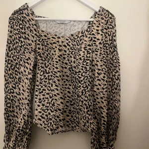 Leopard blus & other stories - Jättefin leopard blus med knytning bak, köpt på Vinted, jätte bra skick. Ett litet hål under ena armen men inget som syns och går lätt att sy.