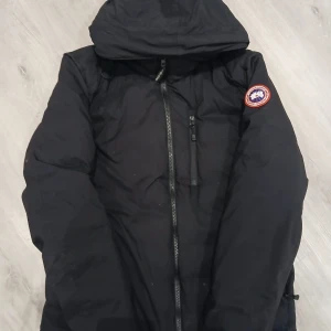Canada Goose Lodge Hoodie - M. I kanon skick, perfekt till hösten!