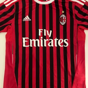 Zlatan Milan 11/12 tröja - Storlek M och L finns Replika Helt ny och oanvänd 