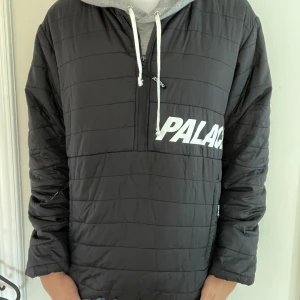 Palace half zip jacket - Palace dunjacka med half zip.  Perfekt höst/ vinter jacka
