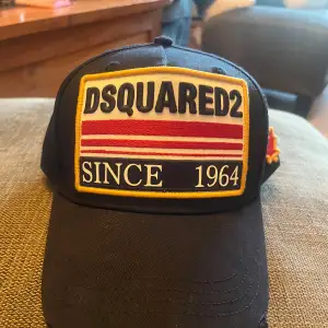 Helt oanvänd dsquared2 keps. Jag köpte den i våras och inte använt den något eftersom jag inte bär mycket keps längre. Nypris 1300kr. Skick 10/10