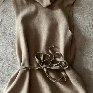 Stickad zara polo top  - En fin stickad polo tröja från Zara. Köpt från Plick men kommer aldrig till användning! Inga tecken vid hål eller fläckar! Skriv vid mer frågor och funderingar!💘 pris kan alltid diskuteras! 