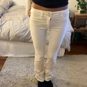 Lågmidjade vita jeans - Säljer dessa jeans från hm, såå fina tyvärr lite korta på mig, går dock lätt att sprätta upp där nere för att få längre!!!🥰🥰