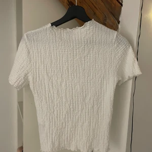 Topp - Scrunchad topp från vero Moda som använts få gånger men är som ny❤️