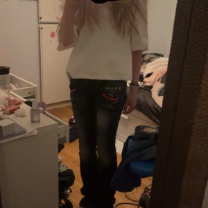 Lågmidjade bootcut Redpepper jeans  - Säljer mina redpepper jeans med en örn på backfickan då dom börjar bli för små.dom är ganska långa i benen och smal i midjan.köpte dom för 1200.kan nästan alltid sänka priset 