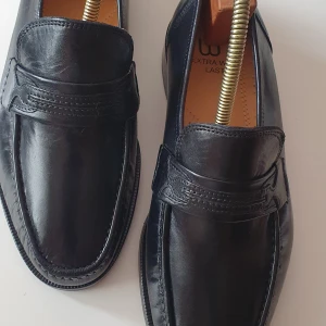 Oanvända nya fina skor - Oanvända helt nya hand made svarta moccasin i natural läder från VERO CUOIO Storlek 42. Ny pris kostar över 2000 kr.