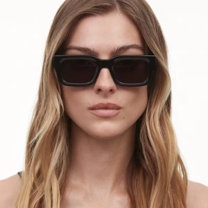 Chimi solglasögon  - Svarta 05 Chimis, använda 3 ggr så i perfekt skick! Hårt och mjukt glasögonfodral medföljer samt en putsduk! Sjukt balla till hösten