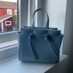 Blå väska - Näst intill oanvänd blå väska från zara. Långt band tillkommer.