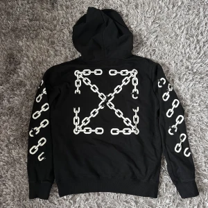 OFF WHITE HOODIE - Offwhite hoodie, lite loose fit men väldigt bekväm. Använd 2-3 gånger