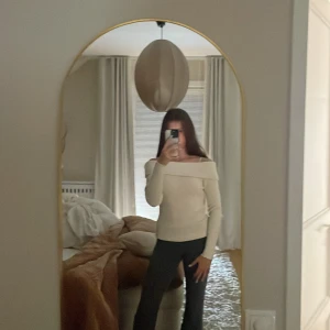 Lyxig off-shoulder tröja från Lindex💗 - Skön off-shoulder tröja från Lindex i gott skick🥰 Endast använd ett fåtal ggr☺️