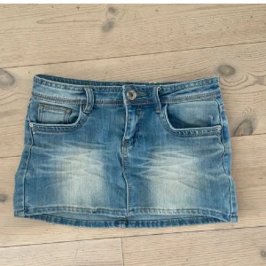 jeanskjol  - inga defekter, knappt använd 