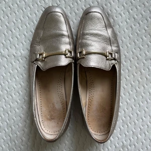 Loafers - Jättefina loafers i en roséguldig färg men en guldig remm. 