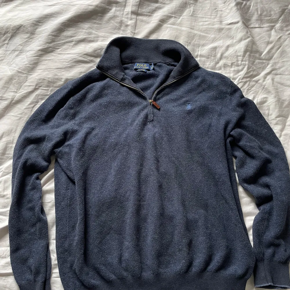 En stickad Ralph Lauren half zip. Perfekt till hösten. Skick 8/10🤩🤩 . Tröjor & Koftor.