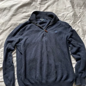 Ralph Lauren half zip i storlek L passar M - En stickad Ralph Lauren half zip. Perfekt till hösten. Skick 8/10🤩🤩 