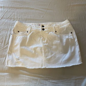 Vit mini jeans kjol  - Söt men köpte tyvörr fel storlek 😢 Low waist, bra skick 🤝 midjemått 42cm, längd 32cm 🩷