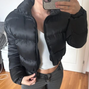 Pufferjacka - Superfin croppad pufferjacka i storlek xs. Hittade i min garderob, tror att jag aldrig använd den så den är i superfint skick. Tjock och varm så perfekt till hösten/vintern.