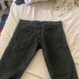 Svarta Replay jeans använt i gott skick - Modell johnfrus, sitter bra