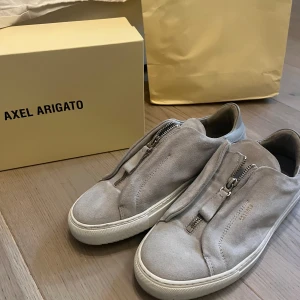 Arigatos  - Hej.  Jag säljer ett par arigatos som är helt oanvända. Helt nya och äkta. Skriv om de är något du tänker på om dom.