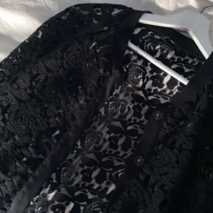 spetströja - Jättefin spetströja som köptes secondhand, väldigt bra skick, pris kan diskuteras⭐️