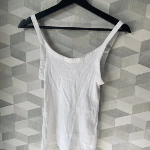 Vitt linne - Uppsytt i axelbanden (bild 3) då de var för långa men det är inget som syns!!