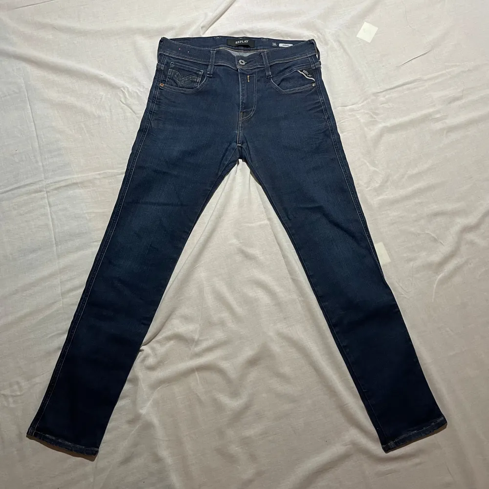 Replay jeans i modellen anbass style Lot, storlek 30/30, i fint skick. Pris 599kr, skriv vid fråga eller fundering 👀. Jeans & Byxor.