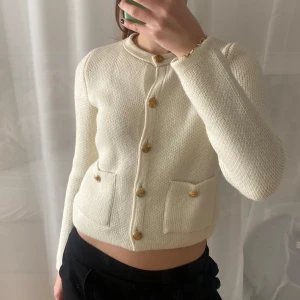 Liten stickad kofta - Söt kofta i storlek S, sitter lite tight i ärmarna på mig🩵