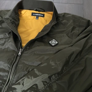 J.Lindeberg - Tjenare! Säljer denna fina J.Lindeberg höst jackan, jackan är 10/10 skick och är väldigt skön till hösten, hör av er vid funderingar 👍🍻😂🍾