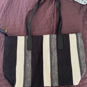 Randig mönster tygväska  - En jättefin tygväska som är oanvänd, med stort kapacitet för kvinnor. Casual handväska för arbete och skola. Som sagt så är den ny.