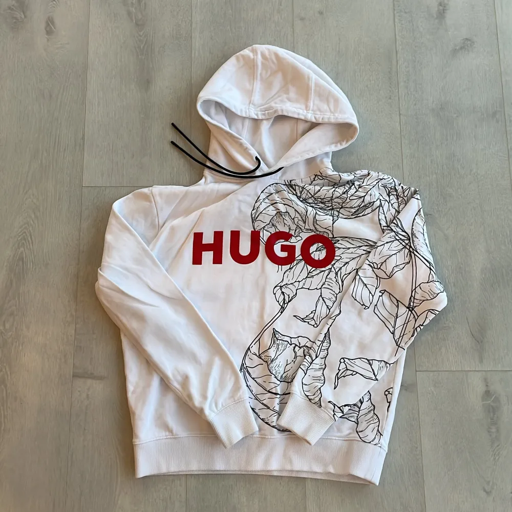 En vit hoodie från Hugo i väldigt bra skick . Hoodies.