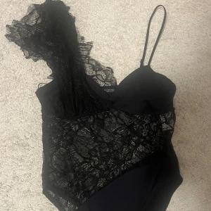 Zara spets body - Jätte snygg svart spetsbody från Zara. Endast använd en gång så den är som ny! 
