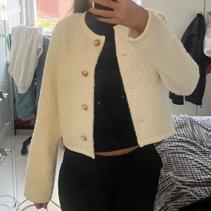 Tunn jacka - Jättesöt tunn jacka från Gina Tricot! Endast använd en gång så den är i princip helt ny. Köptes för 399kr🤗 Använd gärna ”köp nu”💗