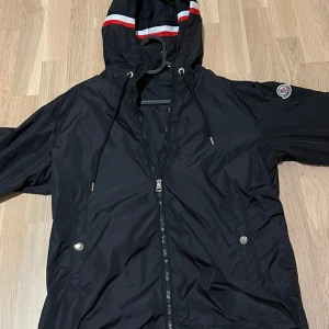 Moncler Windbreaker  - Hej säljer nu min Moncler Windbreaker eftersom jag inte har något behov utav den längre. Jackan är i perfekt skick utan några slags defekter. Pris går att diskutera ❗️❗️❗️