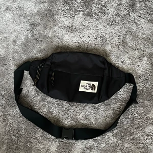 Northface axelväska - Väskan är aldrig använd och är helt som ny.  Meddela vid fler frågor!