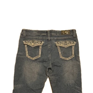 Vintage Mi-Jeans - Vintage bootcut Mi-Jeans med stenar! Är stretchiga och måtten är: Midja 42 cm Längd 104 cm, Ändå defekten är en saknad knapp på ena bakfickan, Tveka inte på att skriva vid ytterligare frågor!⭐️