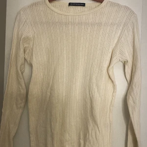 stickad tröja - off-white stickad tröja från brandy melville, köptes för mer än ett år sen och har knappt används sen dess🥰🥰 original pris var 198kr🙌