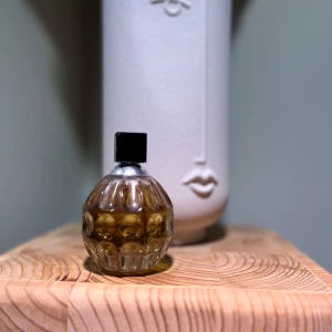 Jimmy Choo parfym, Kvinnlig - Säljer Jimmy Choo parfym kvinnlig, strax under 100 ml